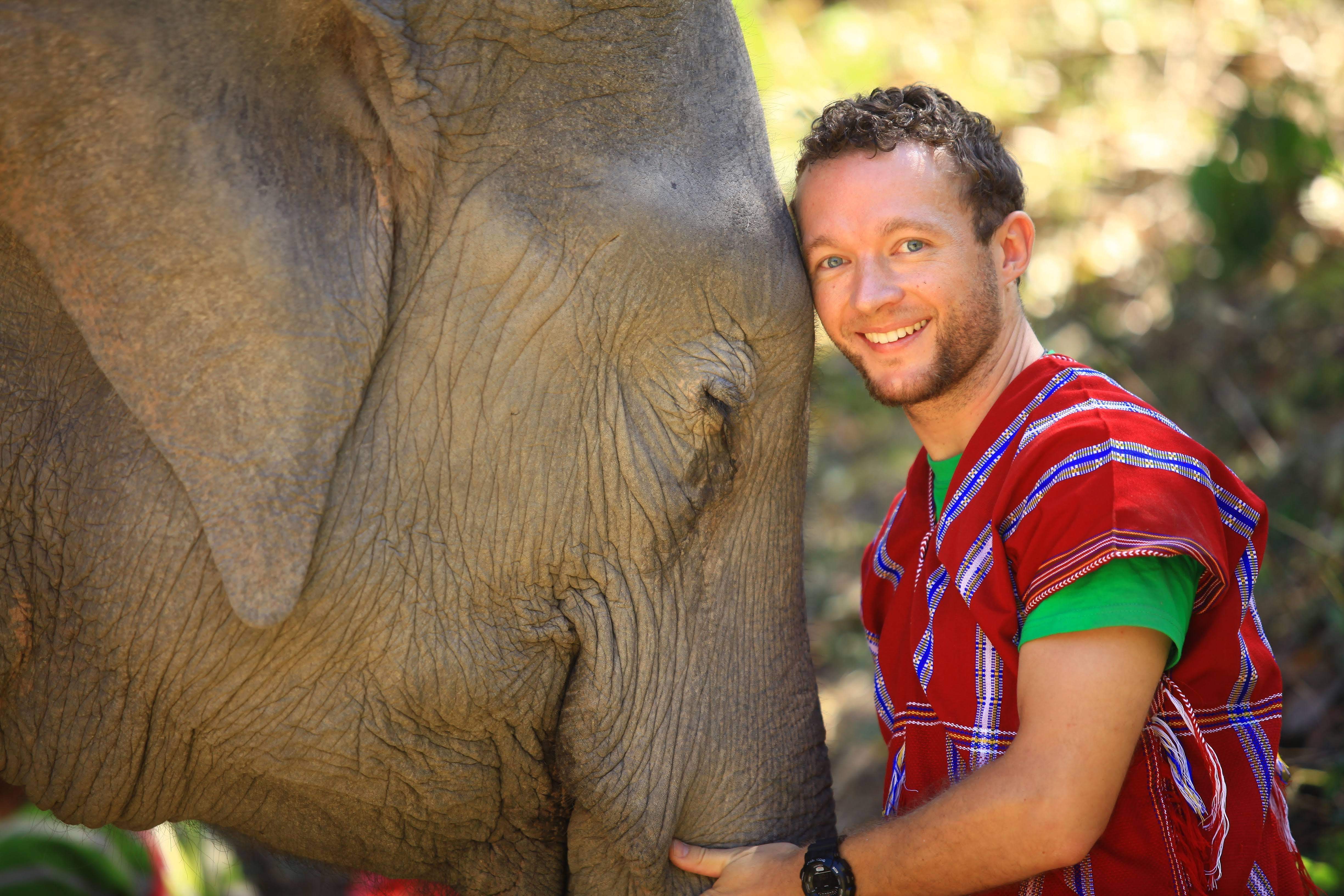 y BnTree Chris Kaiser founder BedAndTree and his beloved elephants - Erfolgreiche Macher