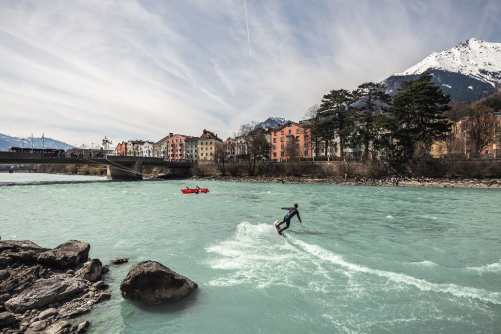 Up Stream Surfing – die neue Art des Flusssurfens