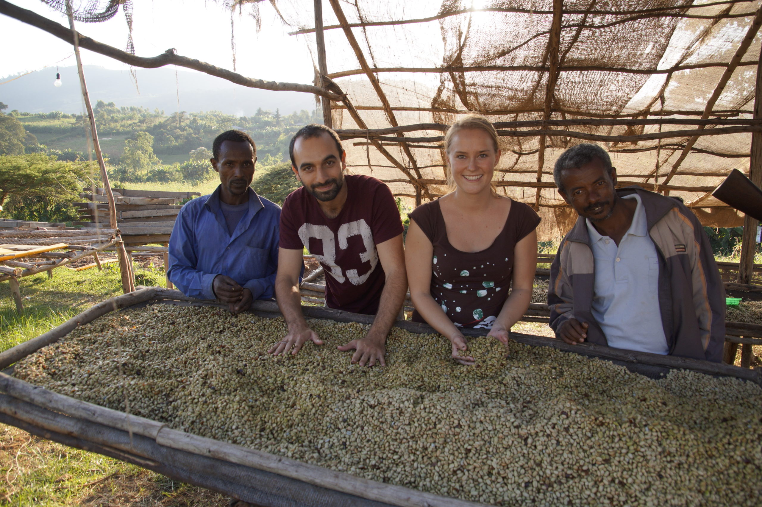 Marie et Michael avec les producteurs de cafe pres des tables de sechage scaled - Startups rund um den Bodensee