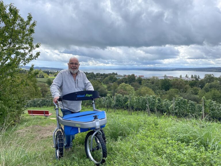 91-Jähriger gründet Start-up und entwickelt den SUV unter den Rollatoren